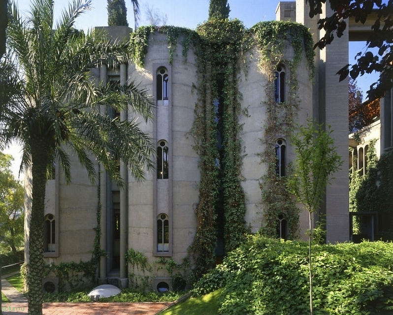 Знаменитый испанский архитектор превратил заброшенный цементный завод в свой дом