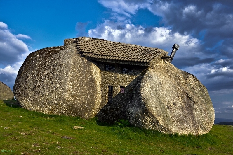 Каса-ду-Пенеду – удивительный каменный дом в Португалии