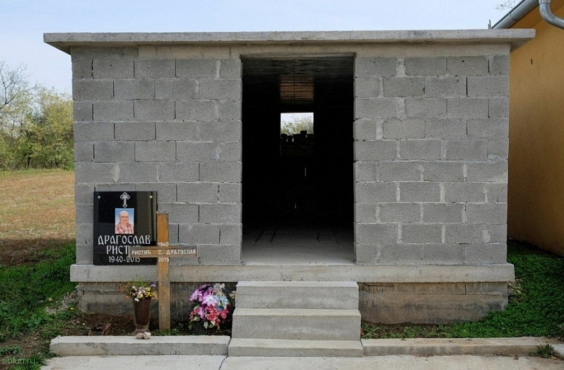 Необычные мавзолеи на кладбищах Восточной Сербии