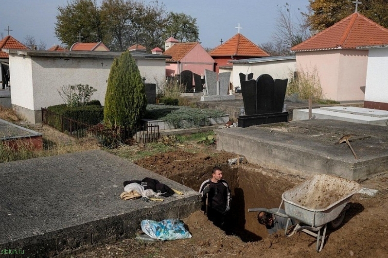 Необычные мавзолеи на кладбищах Восточной Сербии