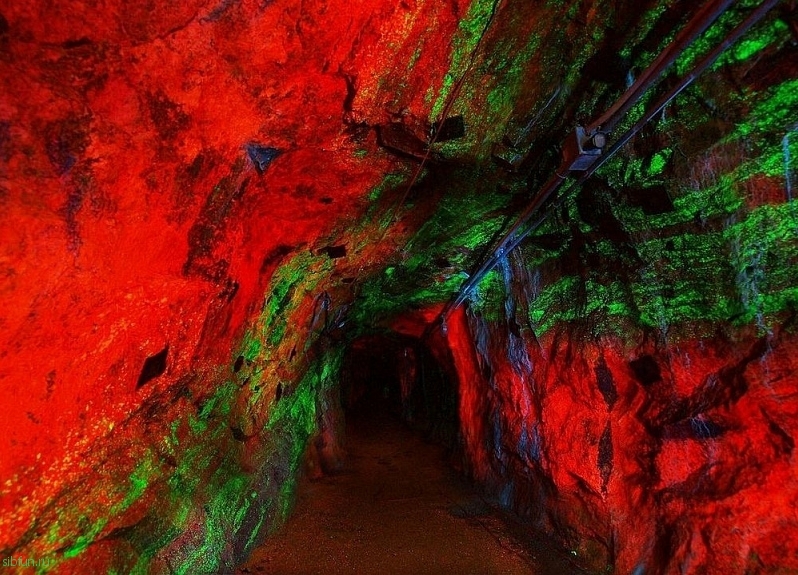 Флуоресцентные скалы Стерлинг-Хилл в музее горного дела в Нью-Джерси