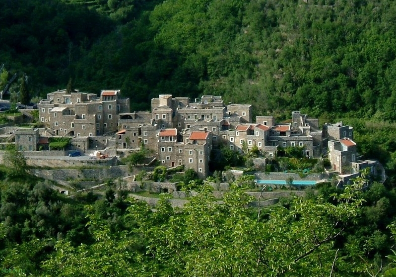 Экспериментальная итальянская деревня на склоне Приморских Альп
