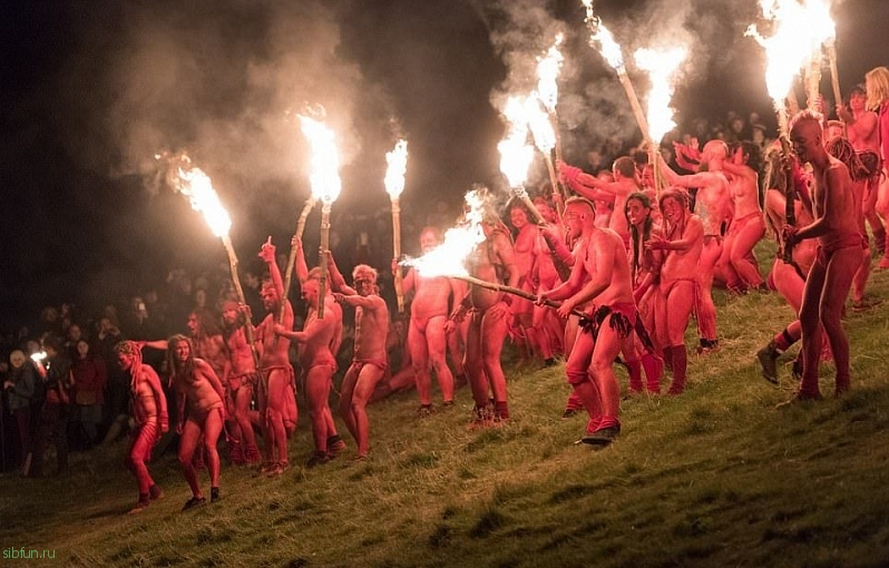 Ежегодный фестиваль огня «Белтейн» в Шотландии