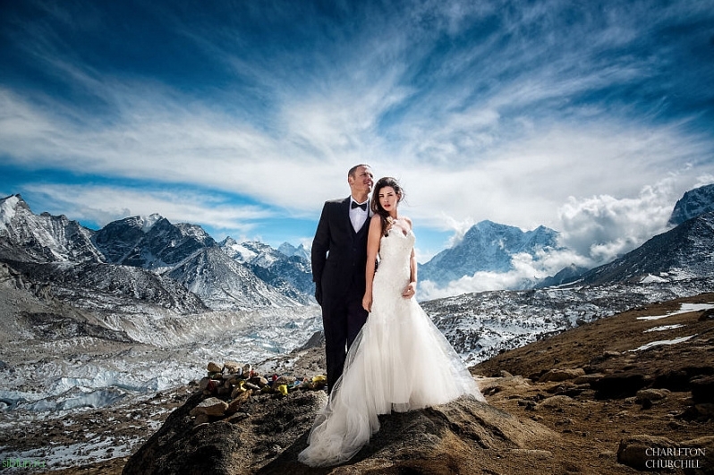 Влюбленные поженились, поднявшись на Эверест