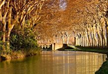 Живописный канал Дю Миди во Франции