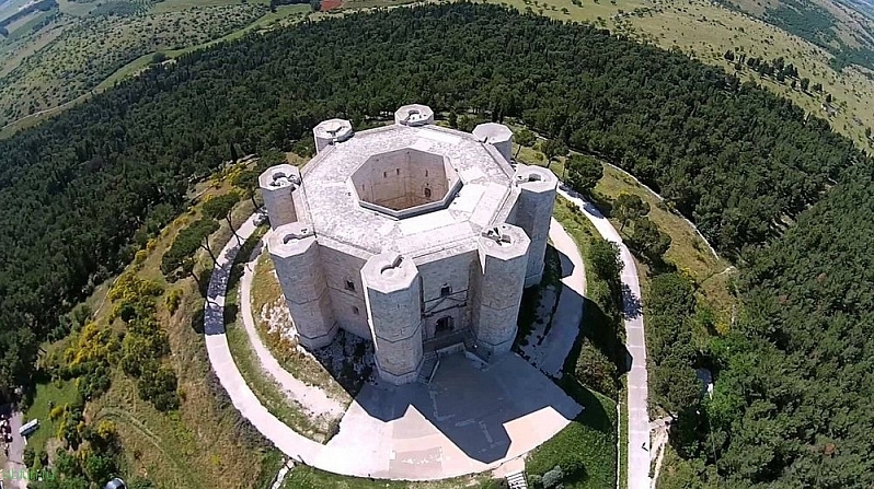 Кастель дель Монте – уникальный замок на юге Италии