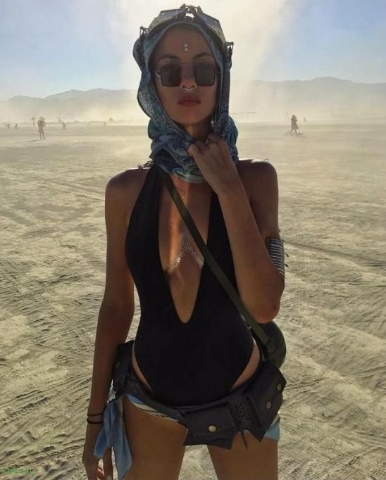 Девушки на фестивале Burning Man 