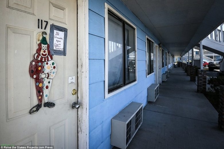 Необычный мотель клоунов рядом с кладбищем в штате Невада