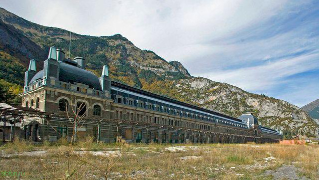 Заброшенный железнодорожный вокзал Канфранк у подножия Пиренейских гор