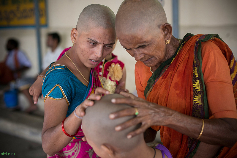 Жертва богу Вишну: как индианки бреют налысо головы, чтобы сбылись их желания