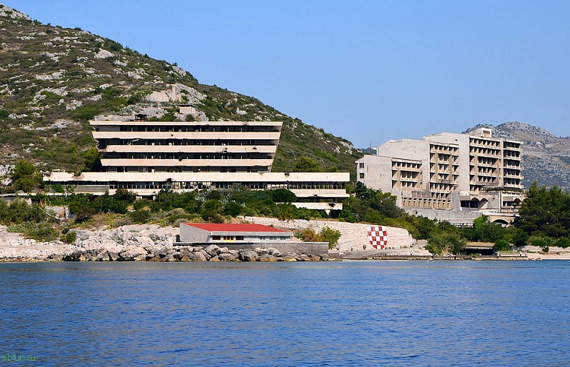 Заброшенные отели в туристическом городке Купари в Хорватии