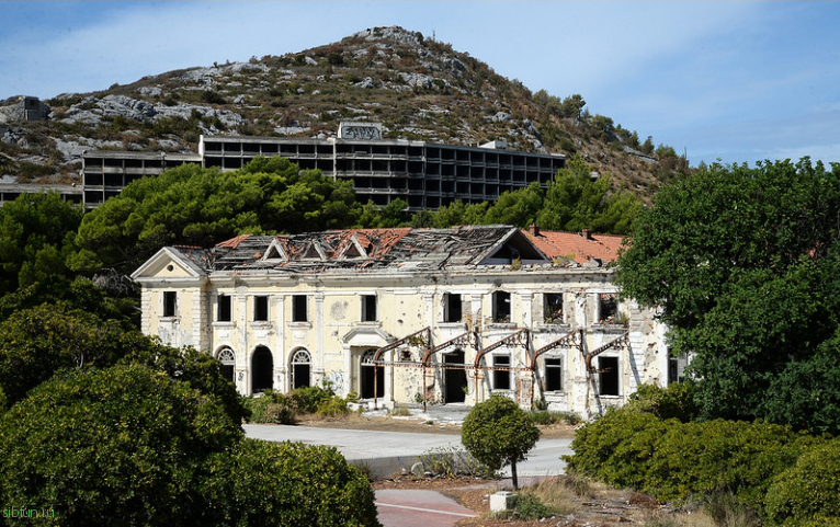 Заброшенные отели в туристическом городке Купари в Хорватии