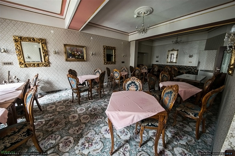 Заброшенный отель в Альпах, который поражает своей роскошью