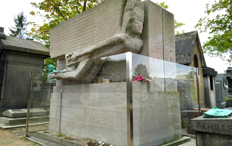 Необычная традиция у могилы Оскара Уайльда