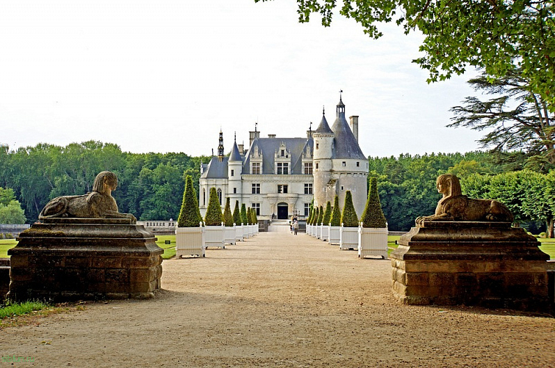 Chateau de Chenonceau – уникальный замок, построенный над рекой