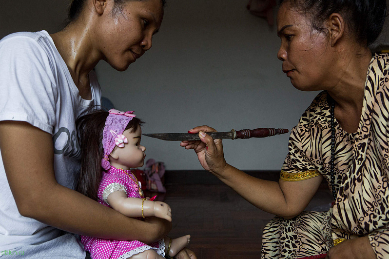 Странная мода на куклы-талисманы в Таиланде