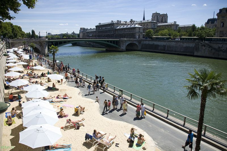 Paris Plages – искусственный пляж прямо на берегу Сены