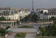 Тиандученг – жилой комплекс в Китае, который выглядит как столица Франции