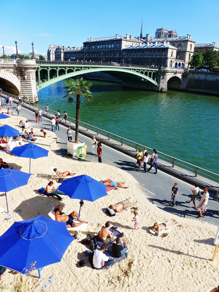 Paris Plages – искусственный пляж прямо на берегу Сены