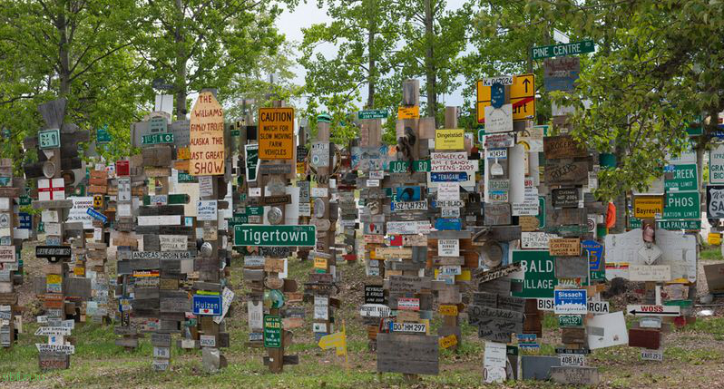 Необычный «Лес дорожных знаков» в городе Уотсон-Лейк в Канаде