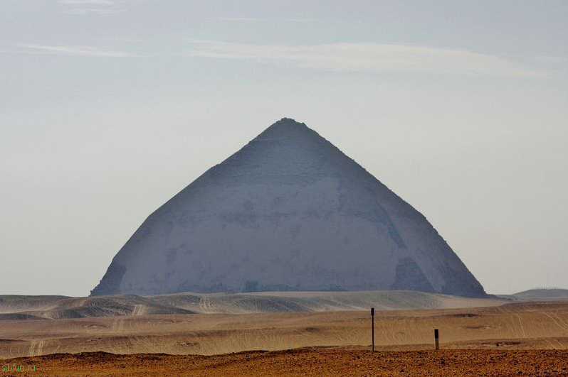 Малоизвестная «ломаная» египетская пирамида в Дахшуре