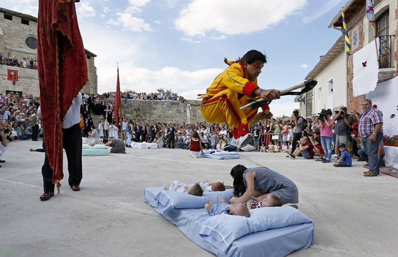 «Эль Колачо» — фестиваль прыжков через детей в Испании