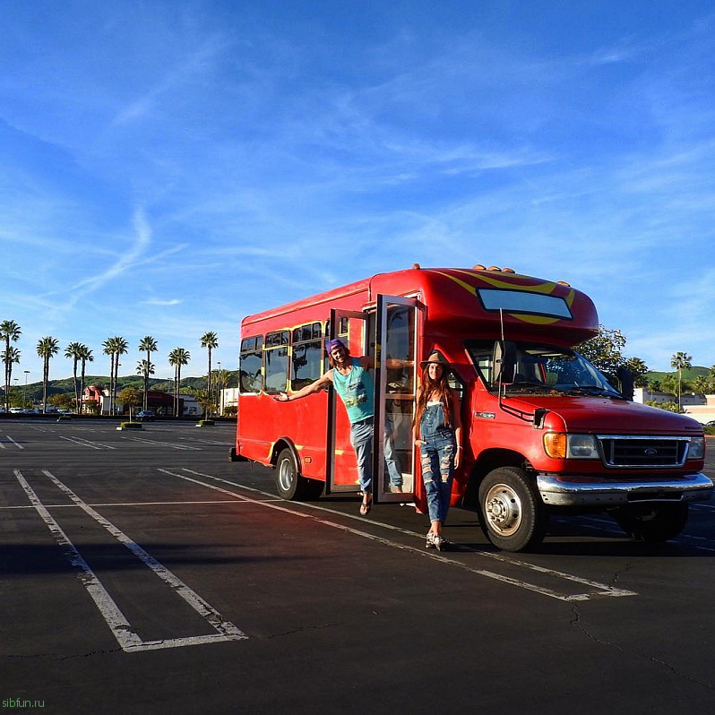 Молодожены путешествуют по Америке в старом школьном автобусе