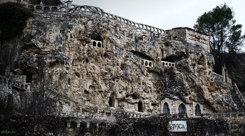 Сивика – необычная испанская деревушка, высеченная в скале