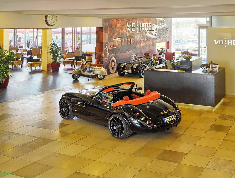 V8 – тематический отель для поклонников ретро автомобилей в Германии