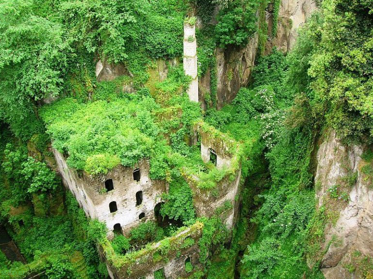 Valley of the Mills – заброшенные мельницы на дне ущелья в Италии