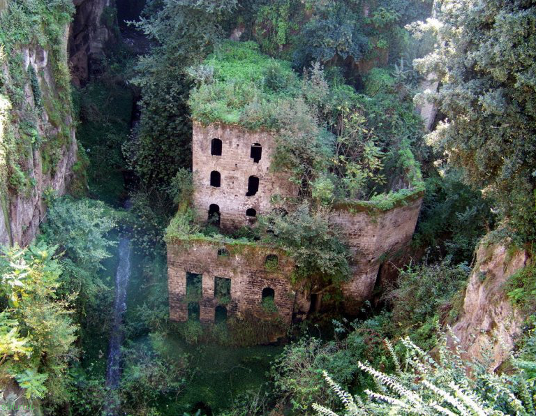 Valley of the Mills – заброшенные мельницы на дне ущелья в Италии