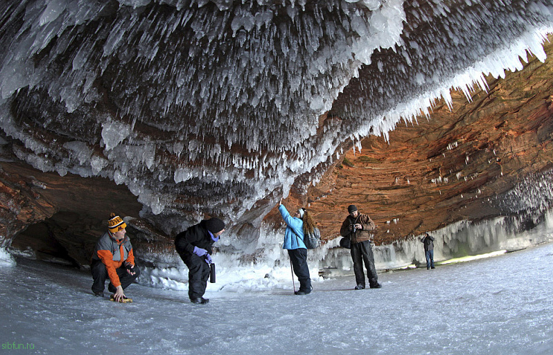 Ледяные пещеры Бейфилд на берегу озера Супериор в США