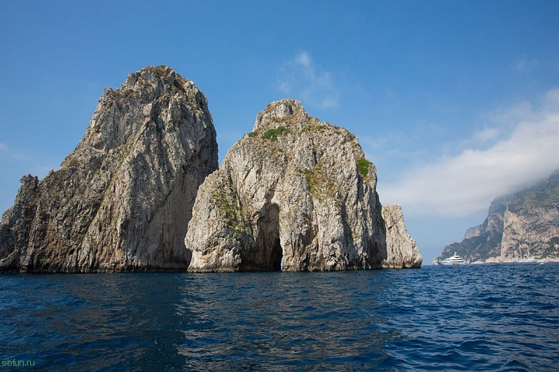 Голубой грот на северном берегу острова Капри в Италии