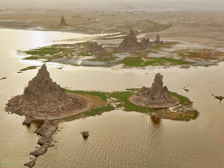 Соленое озеро Аббе – удивительное место, похожее на ландшафт другой планеты