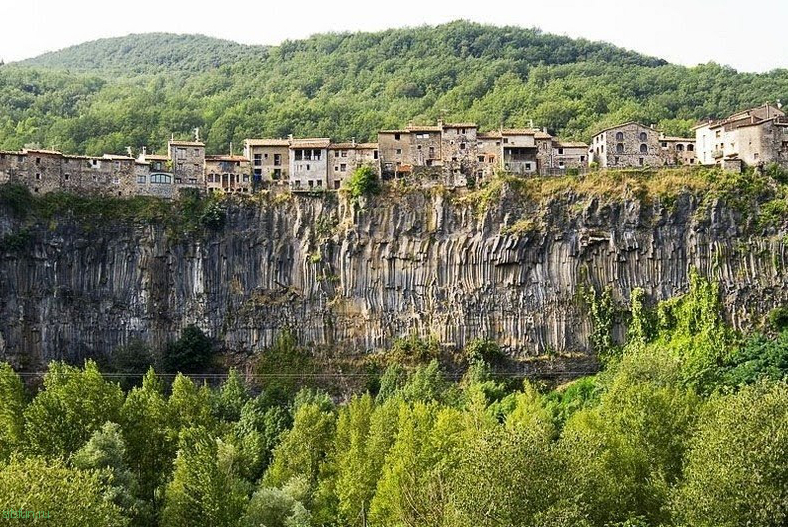 Кастельфоллит-де-ла-Рока – город в Испании на обрыве скалы