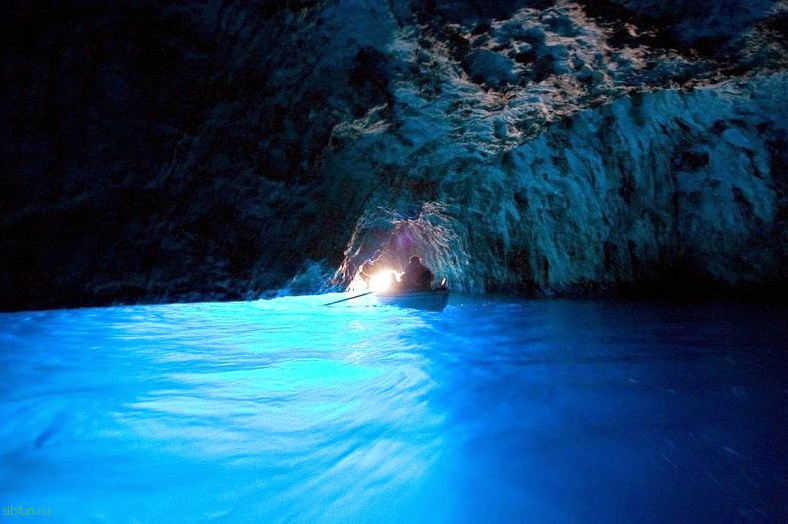 Голубой грот на северном берегу острова Капри в Италии