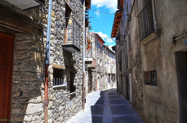 Кастельфоллит-де-ла-Рока – город в Испании на обрыве скалы