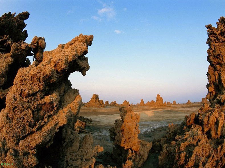 Соленое озеро Аббе – удивительное место, похожее на ландшафт другой планеты