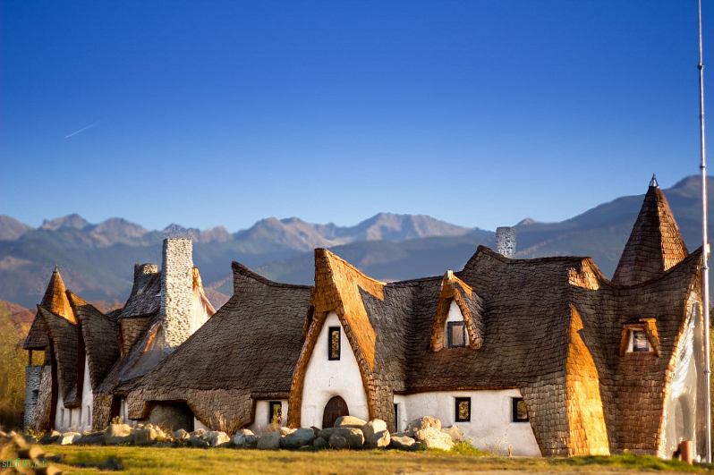 «Глиняный замок Долины Фей» – необычный отель на северо-западе Румынии
