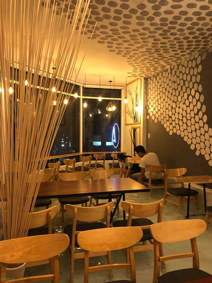 Уникальное кафе в Хошимине, где на полу плавают рыбы