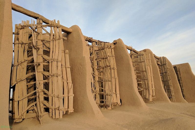 Древние ветряные мельницы в городе Наштифан в Иране
