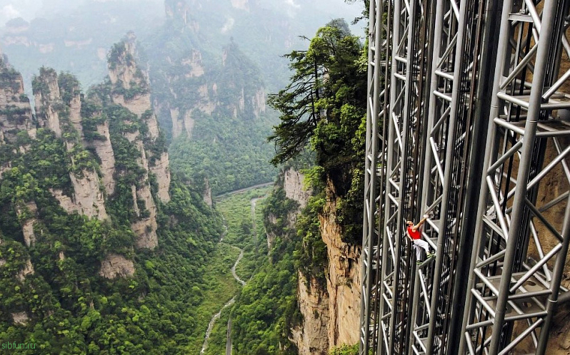 Bailong Elevator – самый высокий лифт в мире, поднимающий туристов на вершину скалы