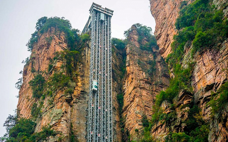Bailong Elevator – самый высокий лифт в мире, поднимающий туристов на вершину скалы