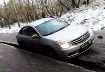 В Омске на дорогах машины проваливаются в ледяные трещины