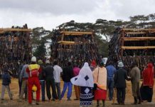 В Кении сожгли нелегальное оружие