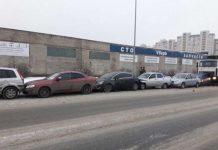 В Санкт-Петербурге неудачно припарковался мусоровоз