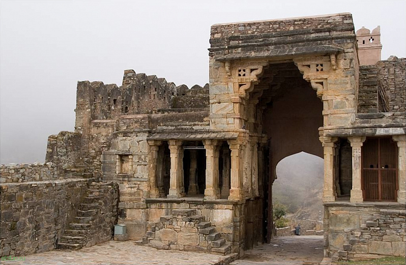Великая индийская стена форта Кумбхалгарх в штате Раджастхан