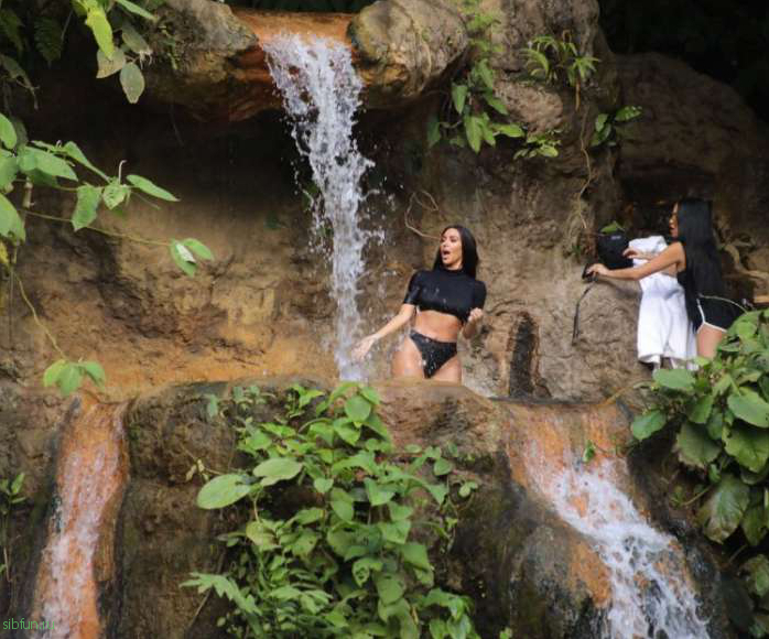 Ким Кардашян искупалась в водопаде на отдыхе в Коста-Рике