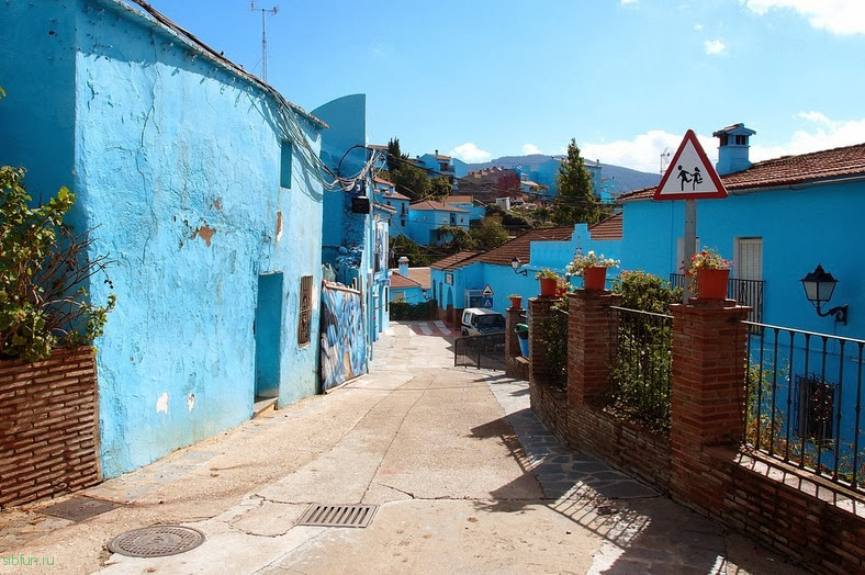 Юзкар – необычная голубая деревня смурфиков в Испании