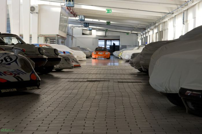 Скрытый склад автомобилей Porsche